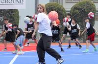 子どもたちと一緒にフリースタイルバスケットボールに参加する宮崎安奈