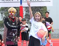 フリースタイルバスケットボールのパフォーマーのＢＵＧ！？と共にイベントに参加した宮崎安奈（右）