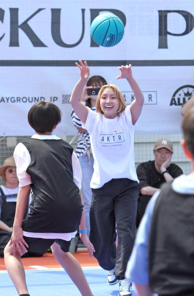 子どもたちと一緒に３Ｘ３バスケを楽しむ宮崎安奈