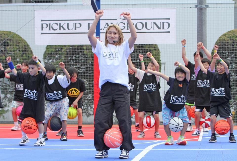 子どもたちと一緒にフリースタイルバスケットボールに参加する宮崎安奈