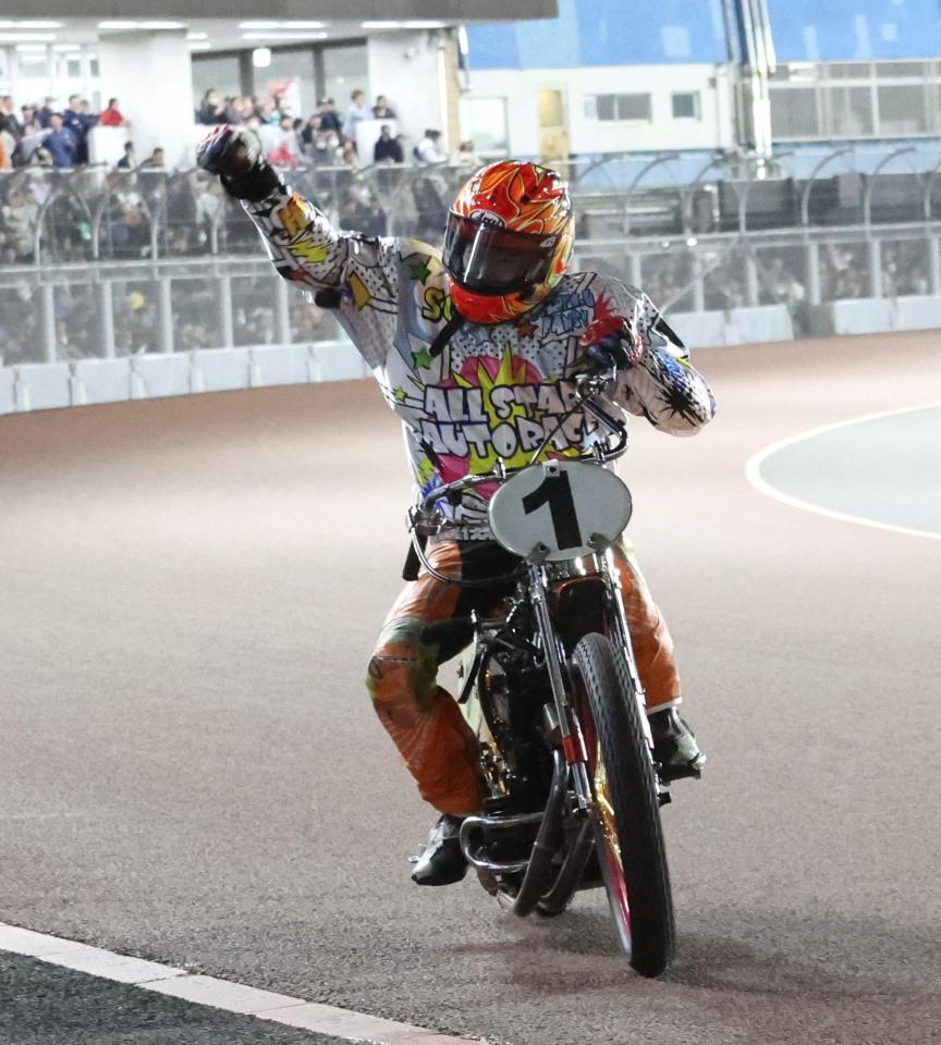 ガッツポーズをしながら戻ってくる佐藤励