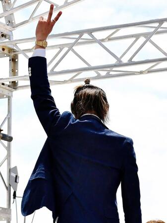 　名古屋競輪で現役引退を発表し、ステージを降りる近藤龍徳