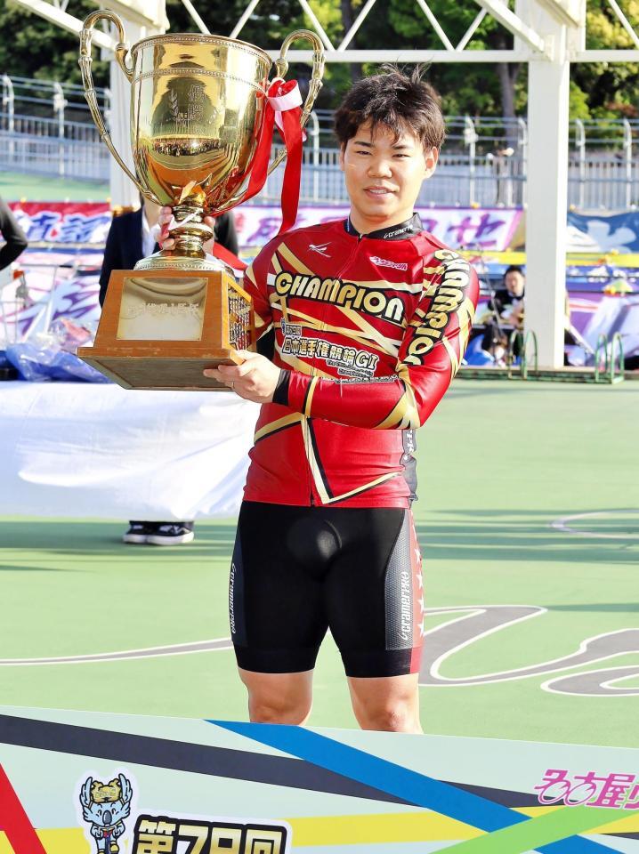 　優勝カップを手にした吉田拓矢