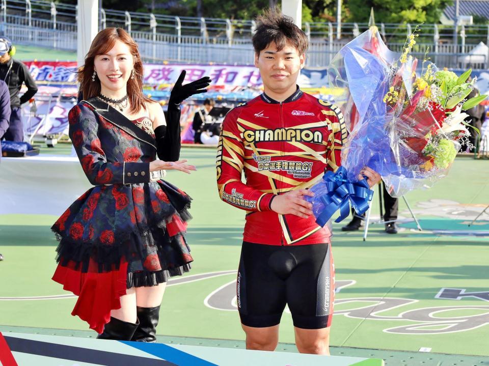 　今大会の公式アンバサダーを務める松井珠理奈（左）から花束を贈呈された吉田拓矢