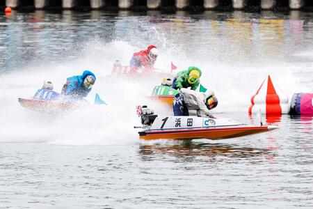 　優勝戦の２Ｍを先頭で回る１号艇の浜田亜理沙