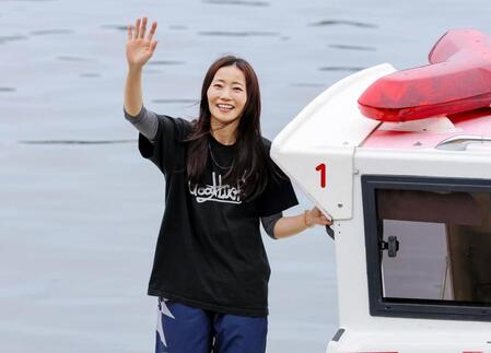 　優勝しファンの声援に答える浜田亜理沙