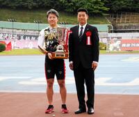 　レジェンド神山雄一郎カップを手にした小原太樹とＪＫＡ日本競輪選手養成所所長の神山雄一郎氏