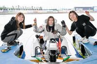 　ピットで後輩たちの祝福を受ける浜田亜理沙（右は中田夕貴、左は平川香織）