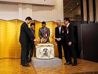 　引退記念パーティーで鏡開きをする神山雄一郎日本競輪選手養成所所長（中央）