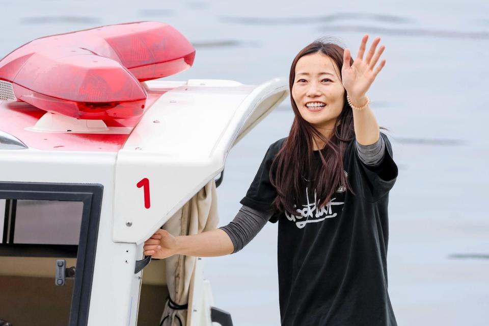 　優勝しファンの声援に答える浜田亜理沙