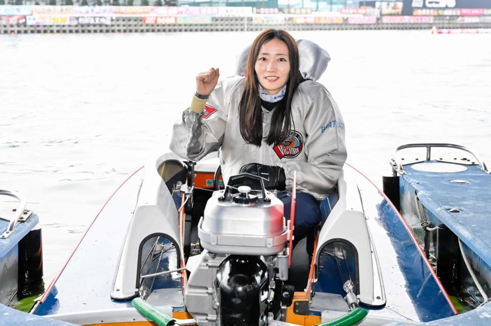 　ピットでガッツポーズの浜田亜理沙