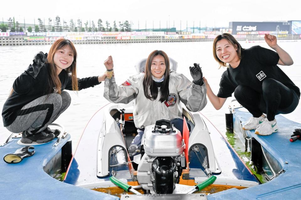 　ピットで後輩たちの祝福を受ける浜田亜理沙（右は中田夕貴、左は平川香織）