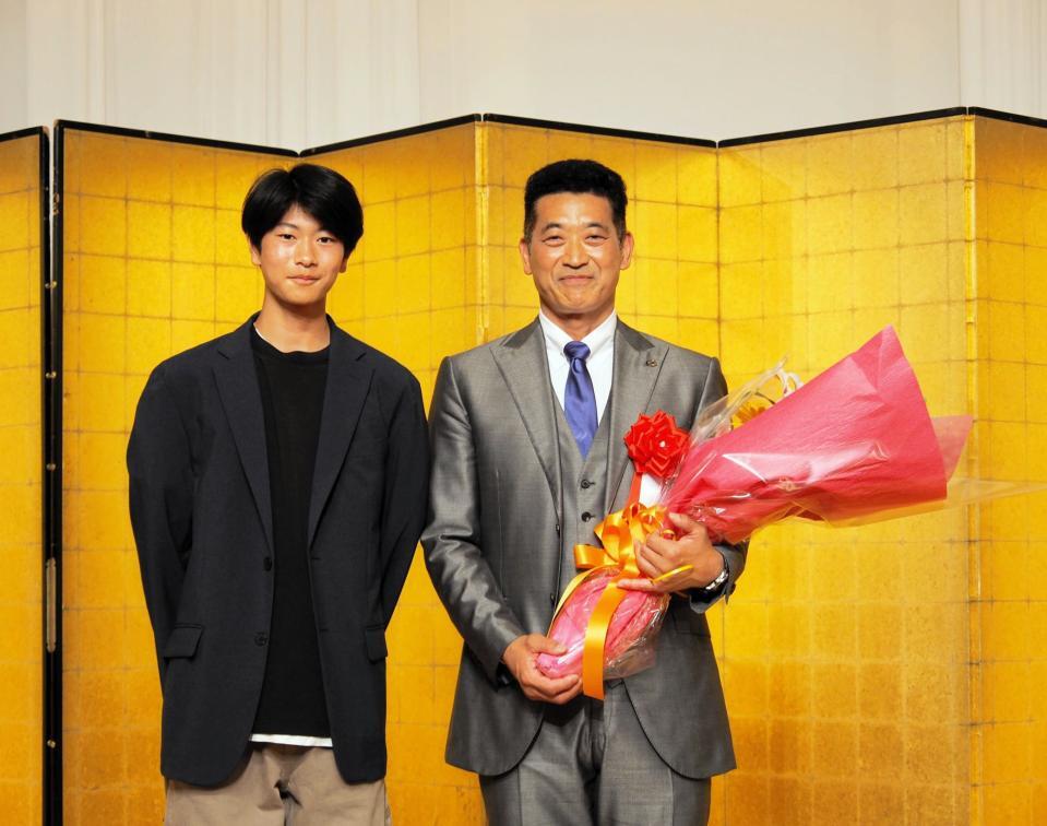 　息子の煌士郎君から花束をもらう神山雄一郎氏