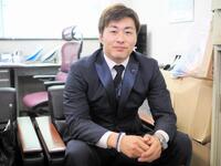 選手手帳を返納し、取材に応じる平原康多