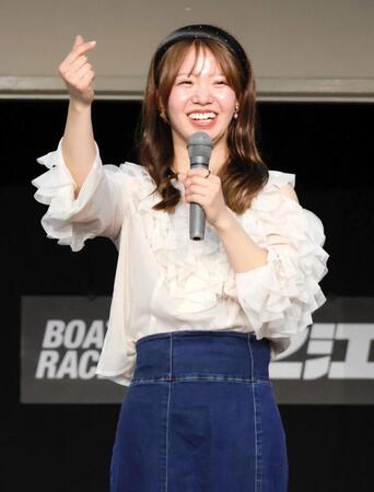 　トークショーで笑顔をみせる川井萌