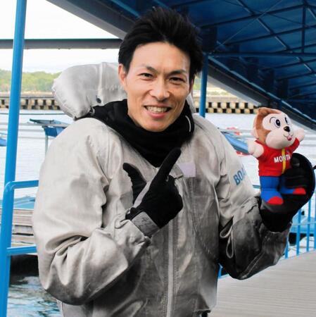 　宮島初Ｖを飾り、クレイジーケンバンド・横山剣のポーズを決めた鈴木勝博