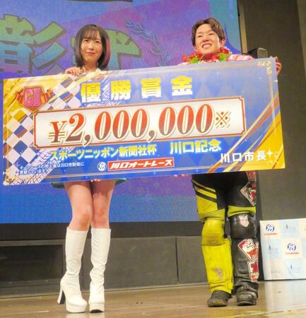 　川口記念を優勝した黒川京介。左は川口オートレースイメージガールの夜道雪