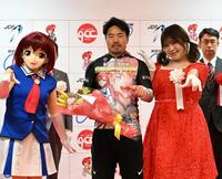 　スーパープロピスト賞を制しプレゼンターとして登場した、りんごちゃん（右）と記念撮影する古性優作