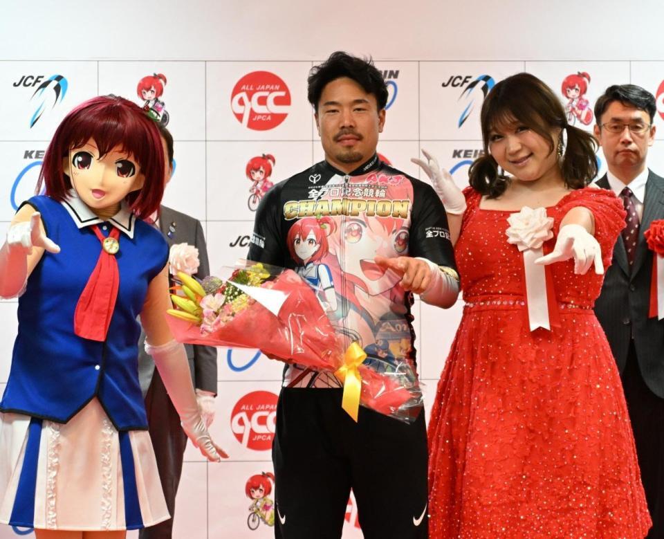 　スーパープロピスト賞を制しプレゼンターとして登場した、りんごちゃん（右）と記念撮影する古性優作