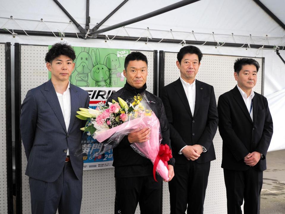 　通算５００勝を達成し表彰を受けた武田豊樹。（左から）鈴木謙太郎茨城支部長、武田、ＪＫＡ斉藤克彦業務執行統括役、飯島英明茨城県自転車競技事務所長