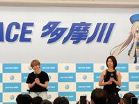 　トークショーを行った深尾巴恵（左）と出口舞有子