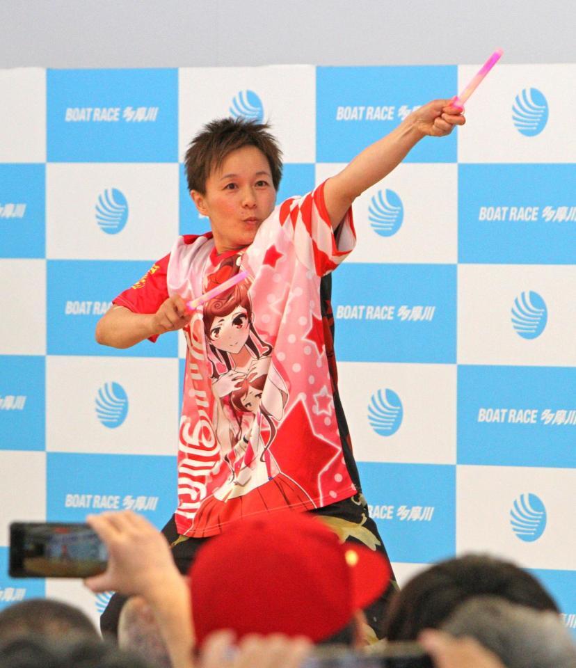 　ステージで「オタ芸」を披露する寺島美里