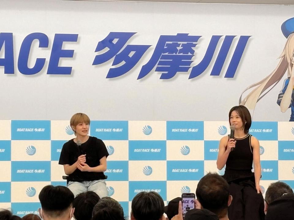 　トークショーを行った深尾巴恵（左）と出口舞有子