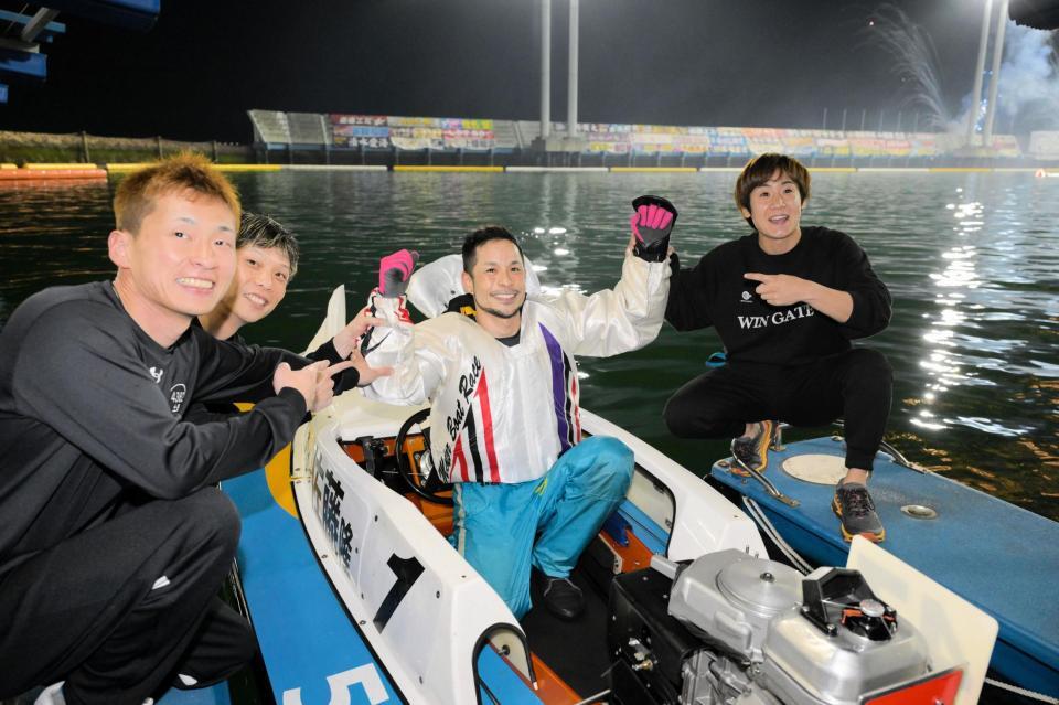 　優勝した佐藤隆太郎を祝福する（左から）土屋智則、椎名豊と（右端）関浩（撮影・金居みつよし）