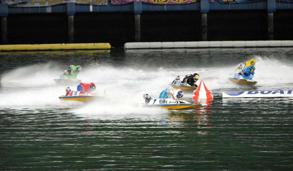 　１２Ｒ１周目２Ｍの攻防。１着佐藤、２着峰、３着茅原（撮影・金居みつよし）