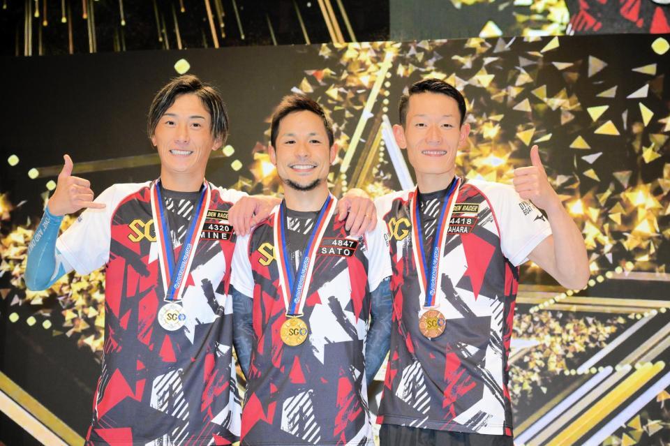 　左から２位峰、１位佐藤、３位茅原（撮影・金居みつよし）