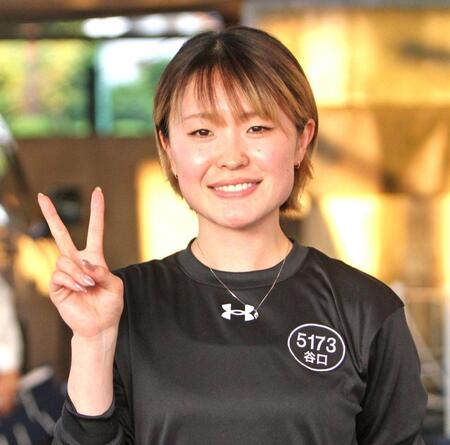 　初優出を決め笑顔でＶサインの谷口佳蓮