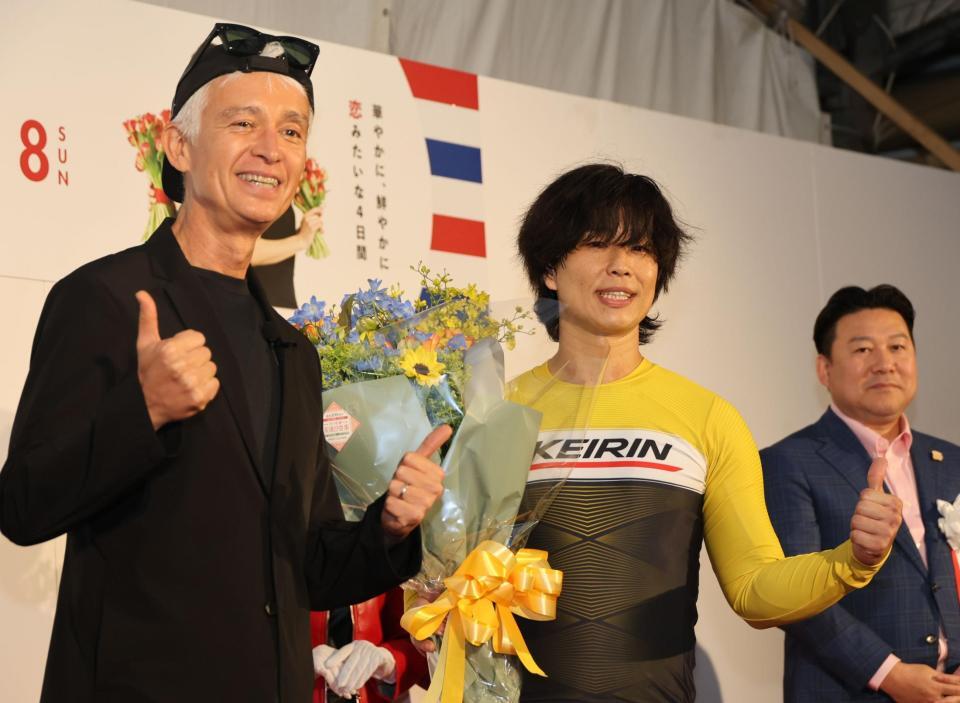 　マーク・パンサー（左）と写真に納まる優勝した守沢太志（中央）