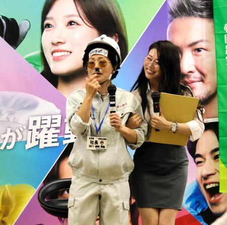 　岩崎工務店社長の岩崎芳美（左）と秘書の喜多須杏奈（右）