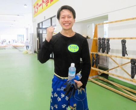 　満面の笑みでガッツポーズをする宮脇遼太