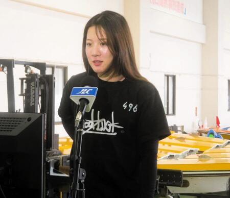 ホッとした顔つきでインタビューに答える実森美祐