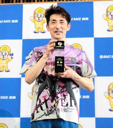 　ＳＧ初制覇の地・宮島でＶ。ファンの祝福に感激の表情の徳増秀樹