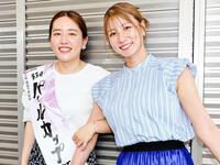 大学のゼミ仲間の白井美早子さん（左）とトークショーに出演した青木愛