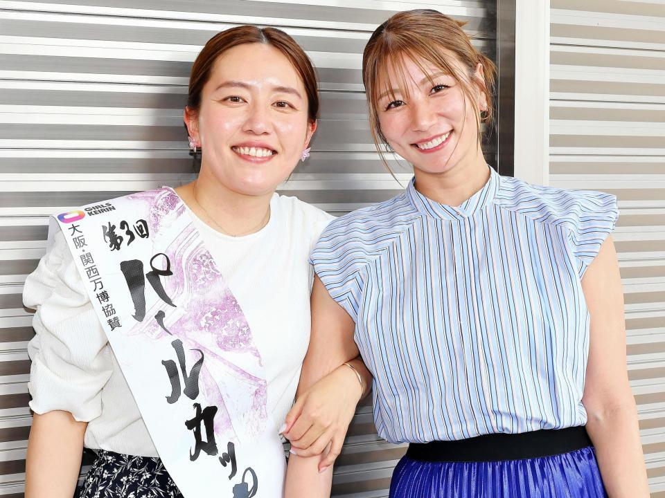 大学のゼミ仲間の白井美早子さん（左）とトークショーに出演した青木愛