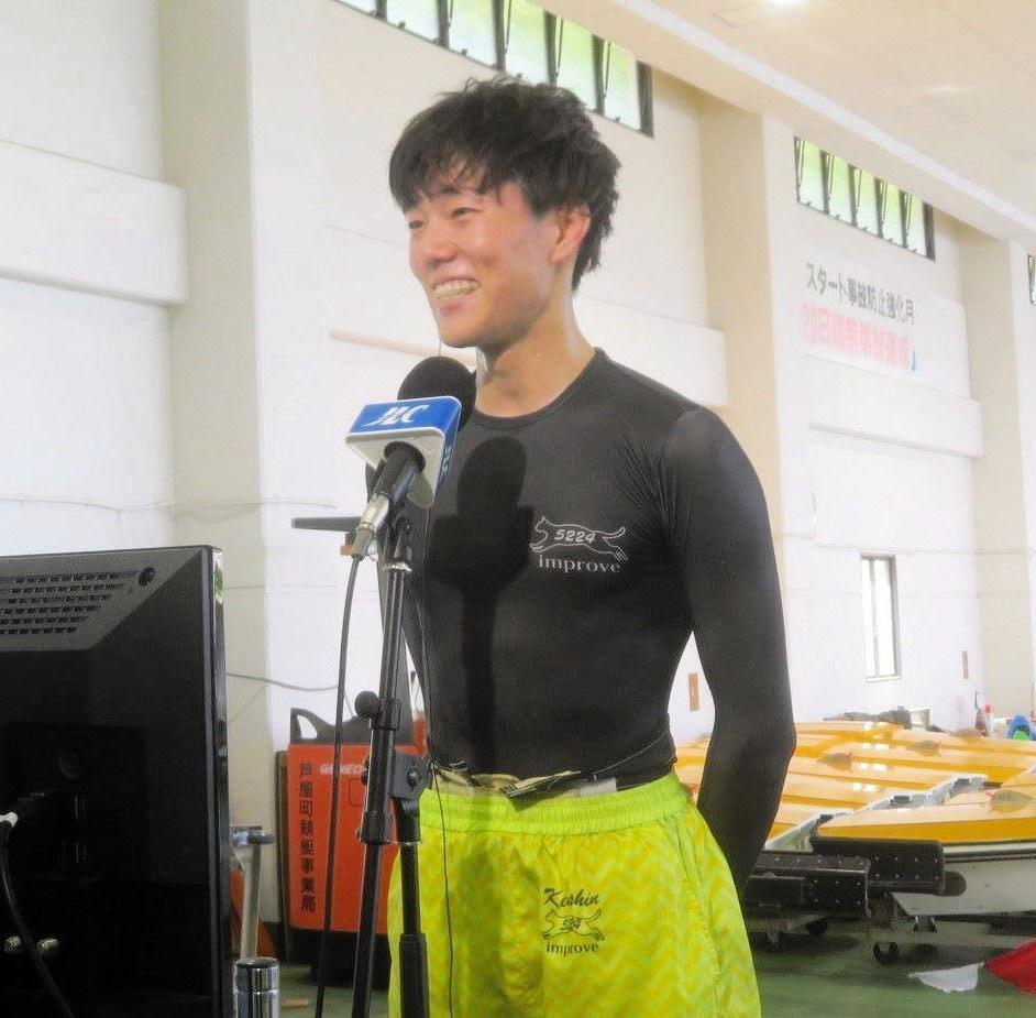 　予選１位を決めて笑顔でインタビューに答える西岡顕心