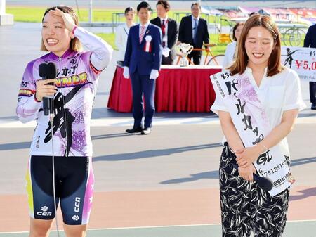 　元ガールズケイリン選手の白井美早子さん（右）にインタビューされる佐藤水菜