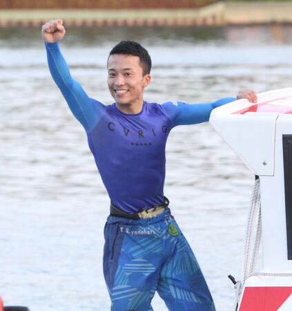 　イースタンヤングを制し笑顔でガッツポーズの宮之原輝紀