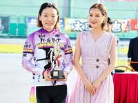 　歌手のｃｈａｙ（右）に祝福される佐藤水菜