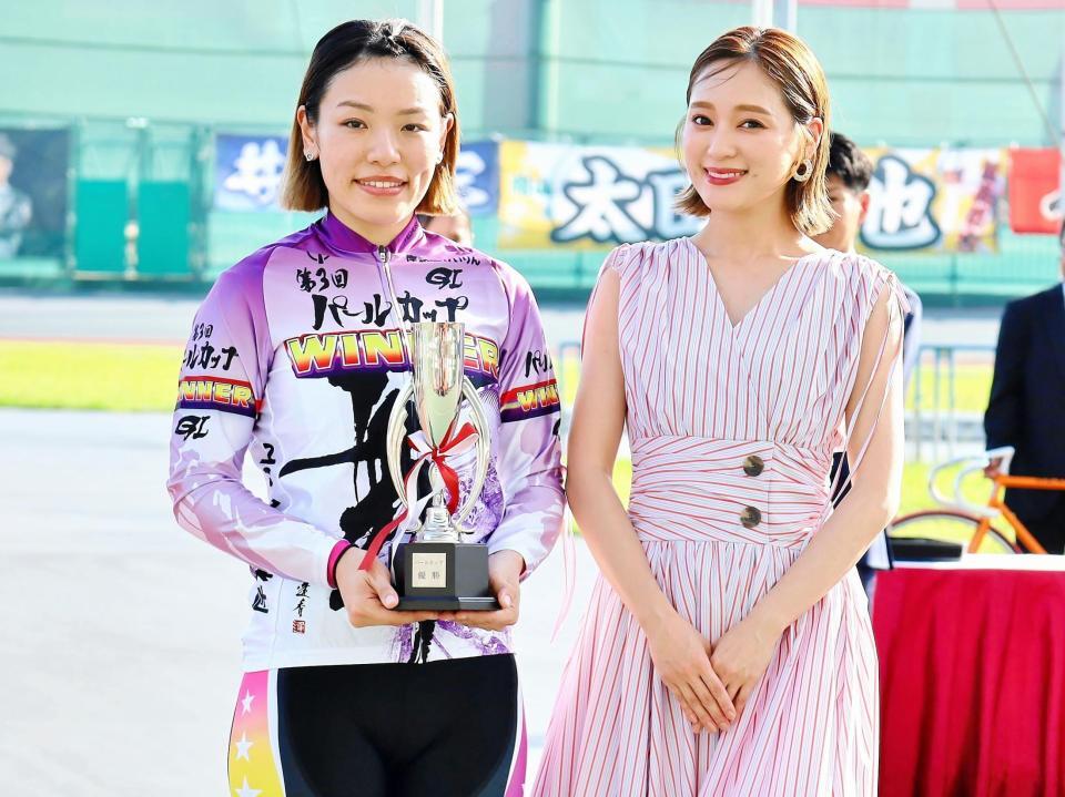 　歌手のｃｈａｙ（右）に祝福される佐藤水菜