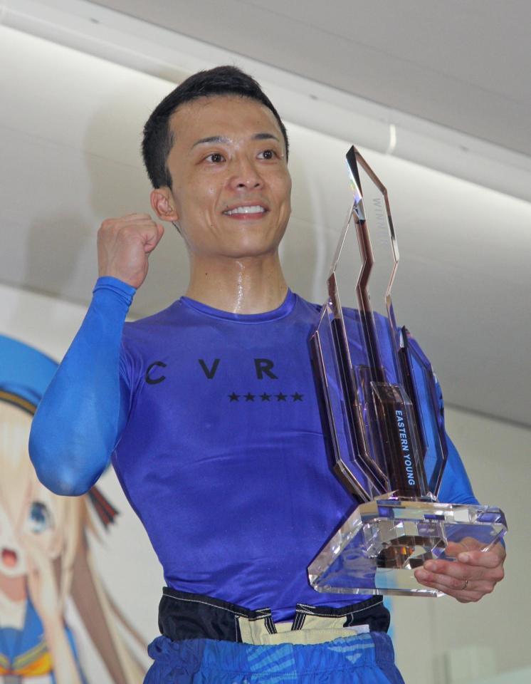 　優勝トロフィーを持ち笑顔でガッツポーズの宮之原輝紀