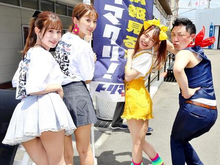 　トリマクリブースをＰＲする４人（左から）水沢まい、瀬戸なみ、かとうにちようび！、ランディー