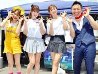 　トリマクリポーズを決める４人（左から）かとうにちようび！、水沢まい、瀬戸なみ、ランディー