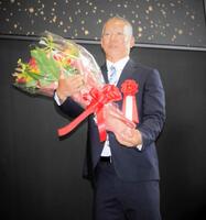 　花束を受け取る田村光昭