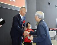 　ファンと握手する田村光昭