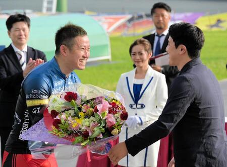 　元五輪水泳代表の瀬戸大也（右）から花束を贈られる脇本雄太（撮影・金居みつよし）