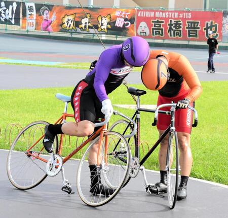 １２Ｒ、高松宮記念杯を制し、同郷の寺崎浩平（左）から祝福される脇本雄太＝岸和田競輪（撮影・金居みつよし）